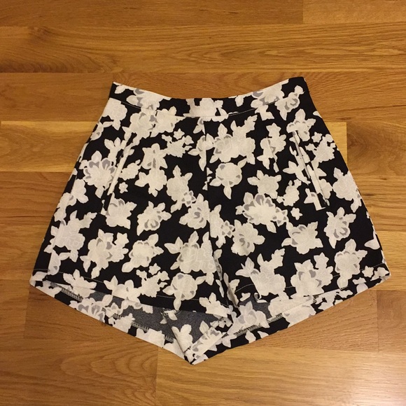 vivid Pants - Super cute floral short shorts with back zipper